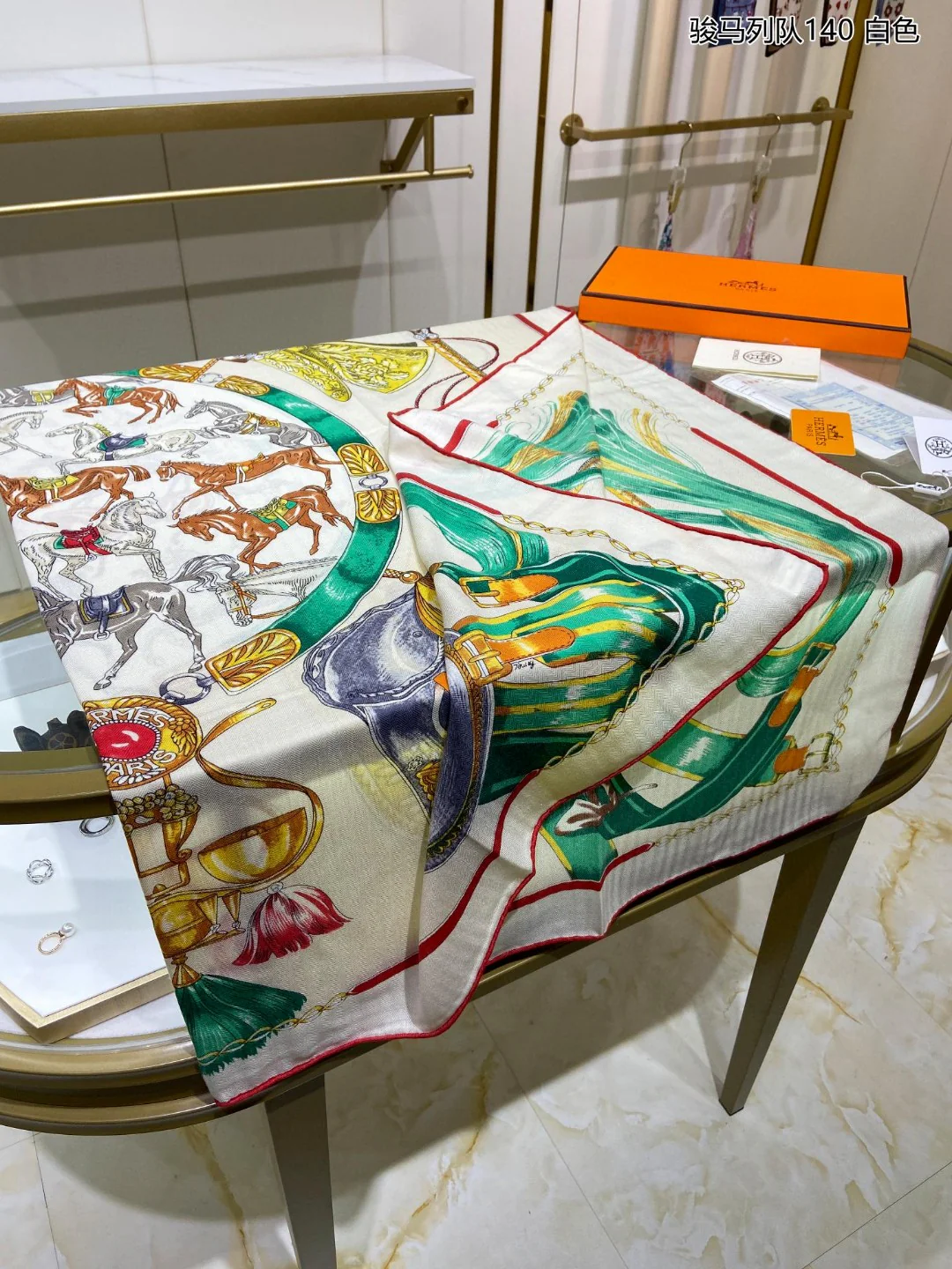 Квадратный шарф Hermes с изображением лошадей - 140 см - 70% кашемир - 30% шелк - белый