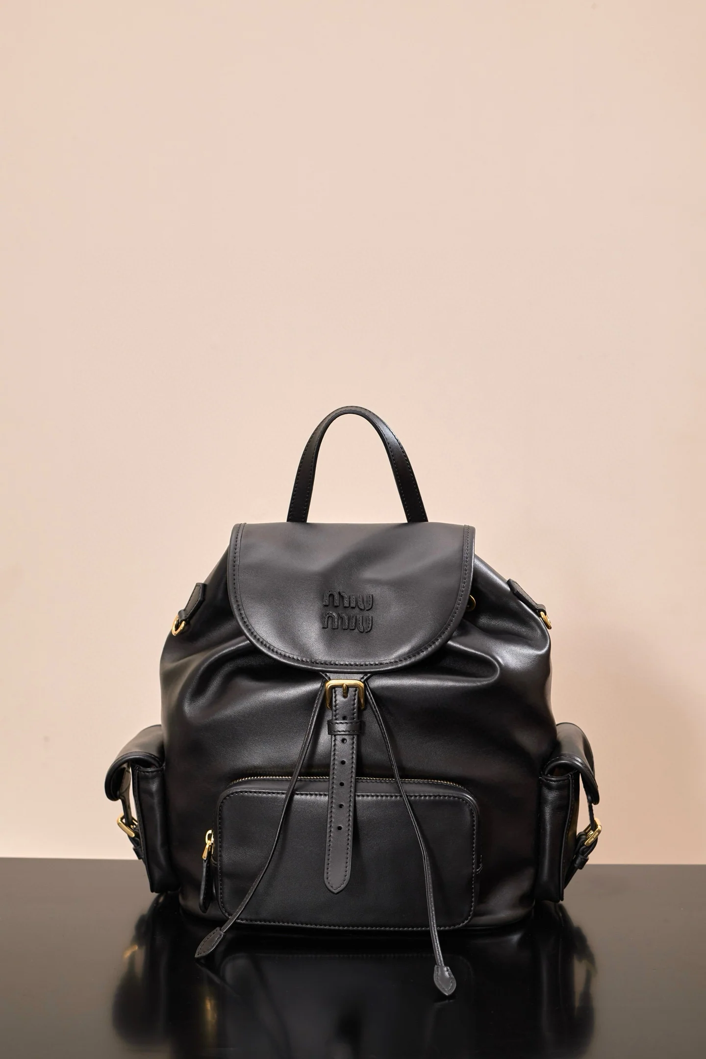 Рюкзак Miu Miu-5bz042m1880 из черной кожи.