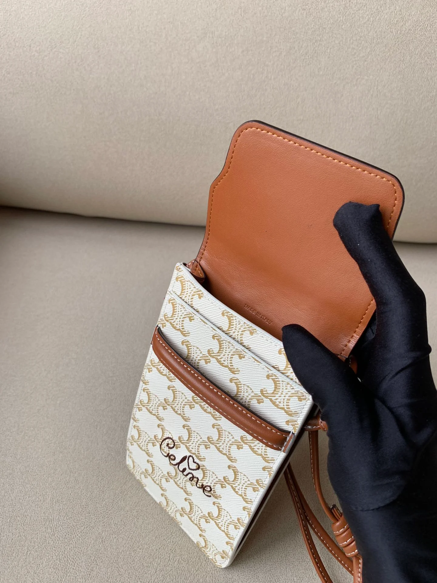 Celine 标志印花羊皮革翻盖手机包