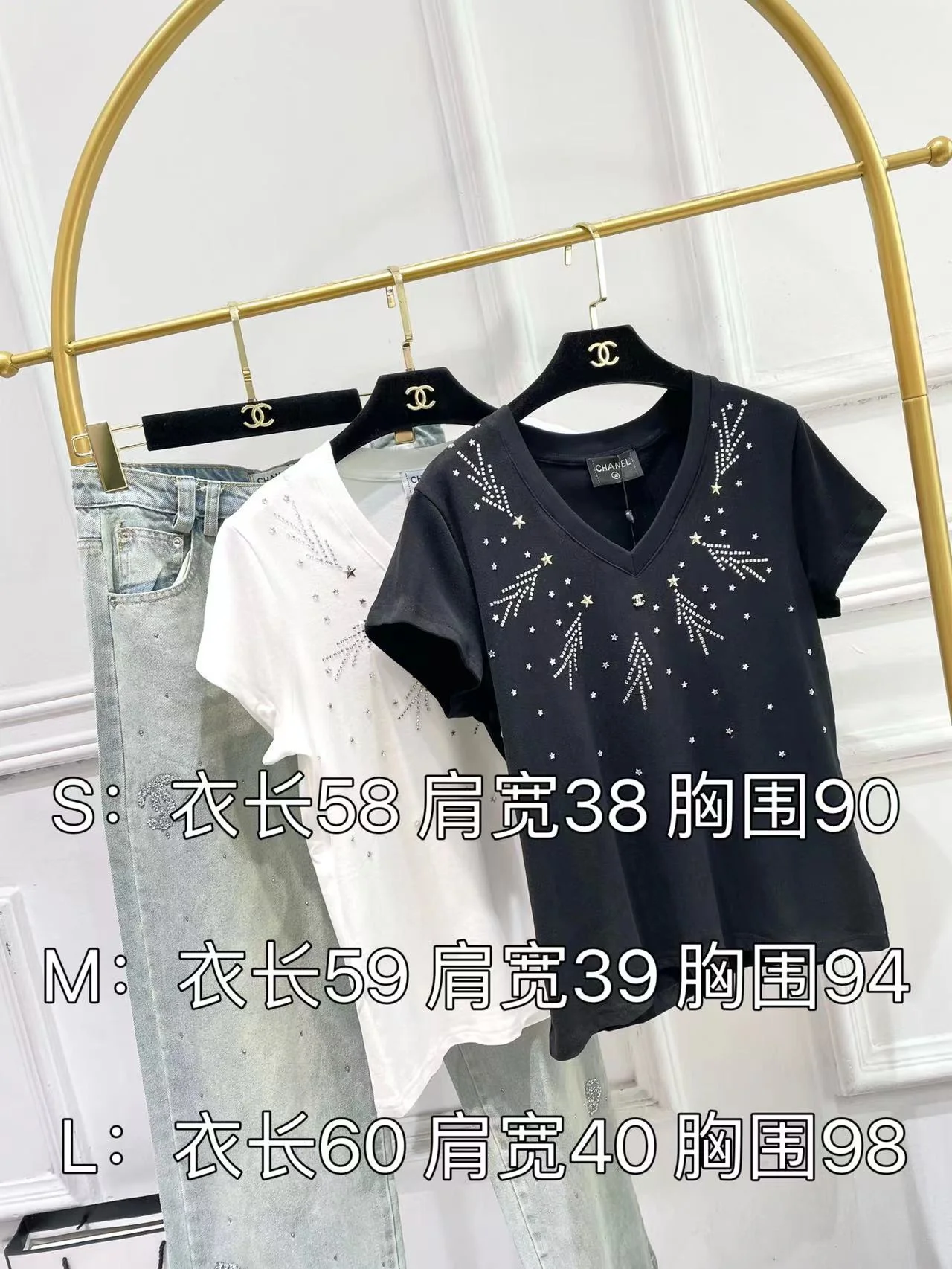 Футболка в стиле Chanel - 2403 - с V-образным вырезом и короткими рукавами, украшенная стразами - белая