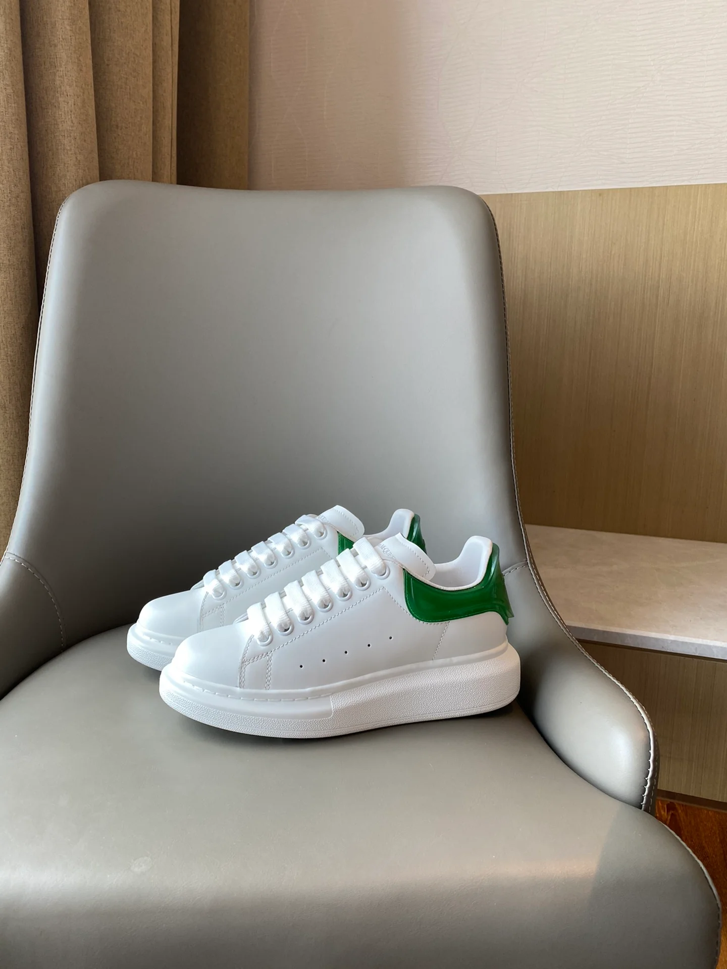 Классические белые кроссовки McQueen - на каблуке-резинке - зеленые