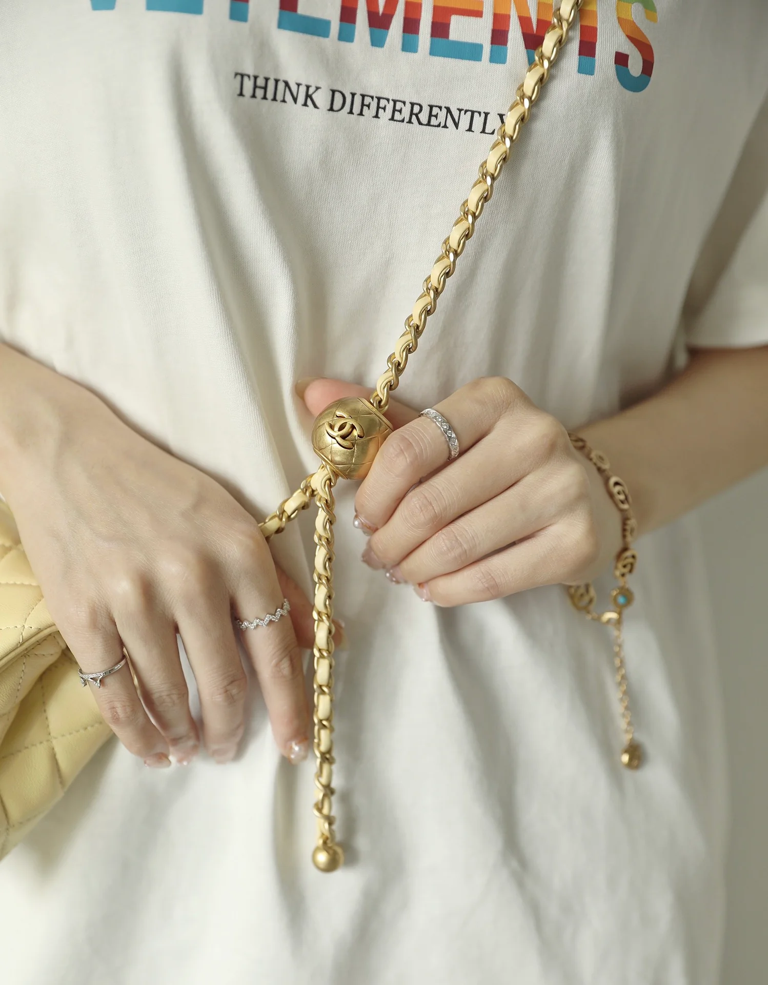 Chanel - Квадратная сумка Gold Globe - Мини-сумочка в форме куриного желтка