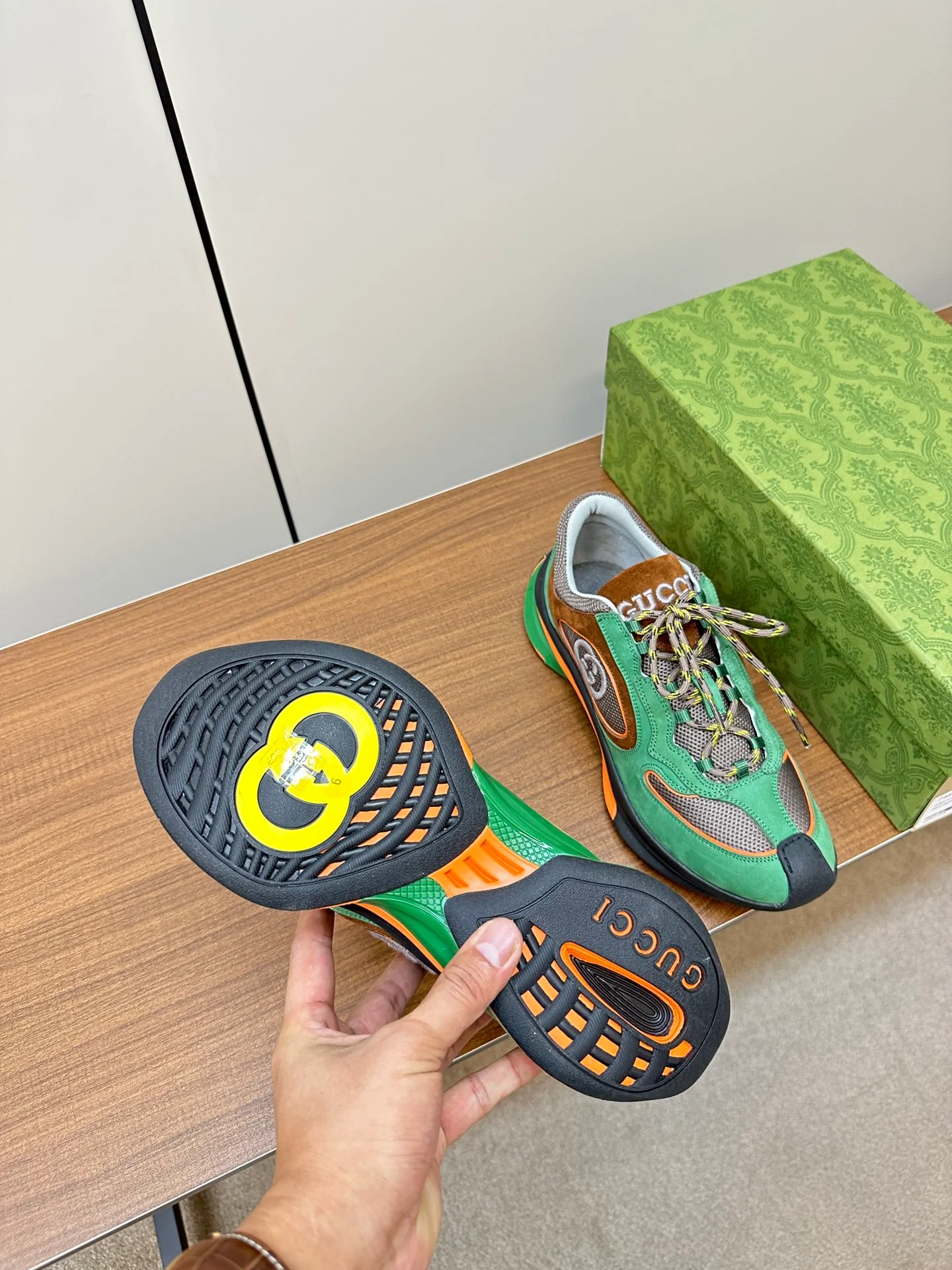 Новинка осенне-зимней коллекции Gucci 2023 — Кроссовки из однотонного вязаного кроя — Унисекс — Зеленый