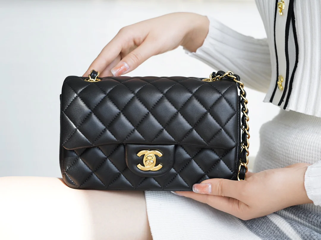 Мини-сумка Chanel CF 20 см из черной овечьей кожи с золотой пряжкой CF20