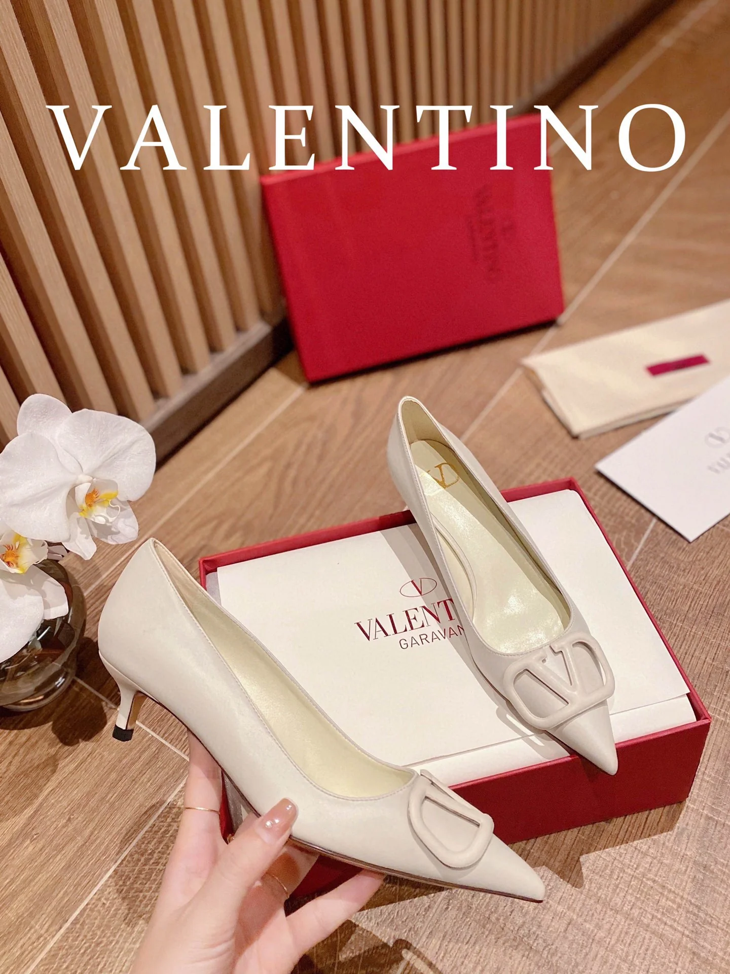 Кожаные туфли на каблуке Valentino с V-образной пряжкой - белые - 1