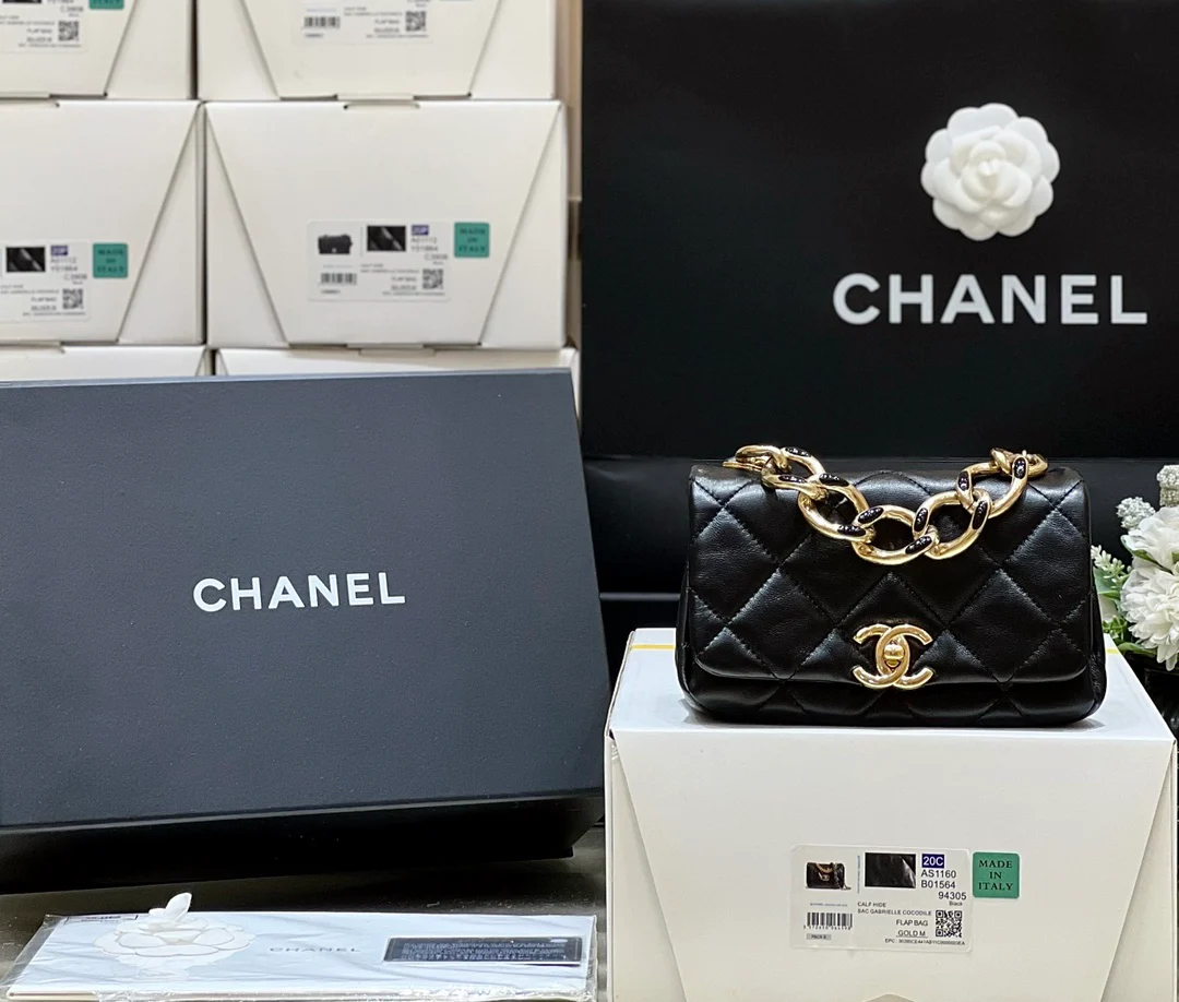 Коллекция Chanel 2022 Métiers d'Art — Сумка-гармошка на массивной цепочке — Мини