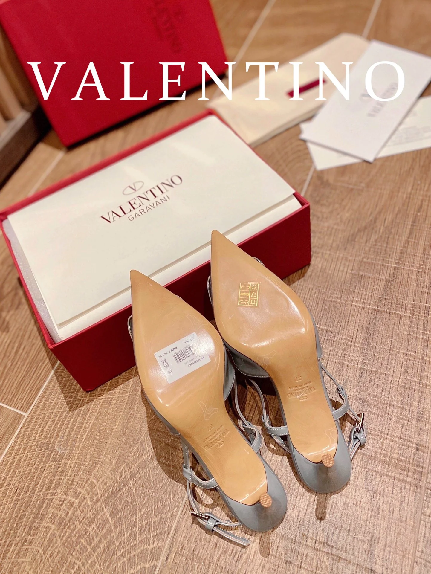 Туфли Valentino на каблуке с V-образной пряжкой из бронзы и открытой пяткой — серые.