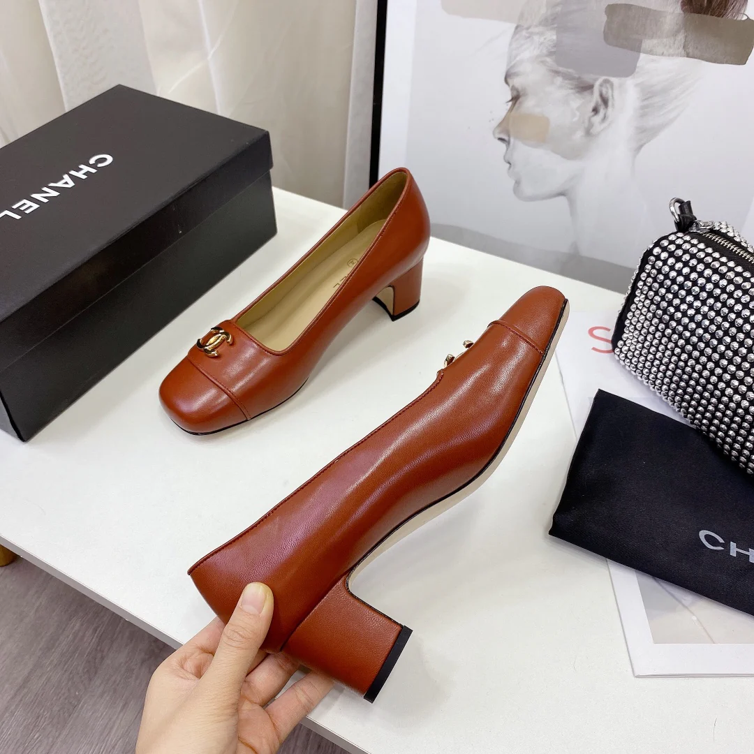 Классические туфли Chanel на массивном каблуке — модель, представленная на показе мод в Милане — 5 см