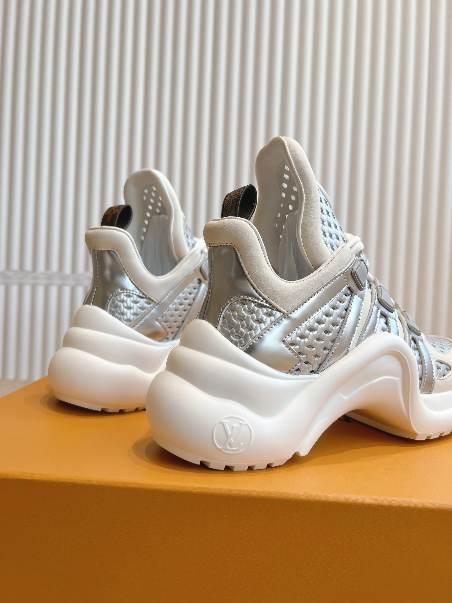 Повседневные туфли на платформе LV-2024 - серебристые