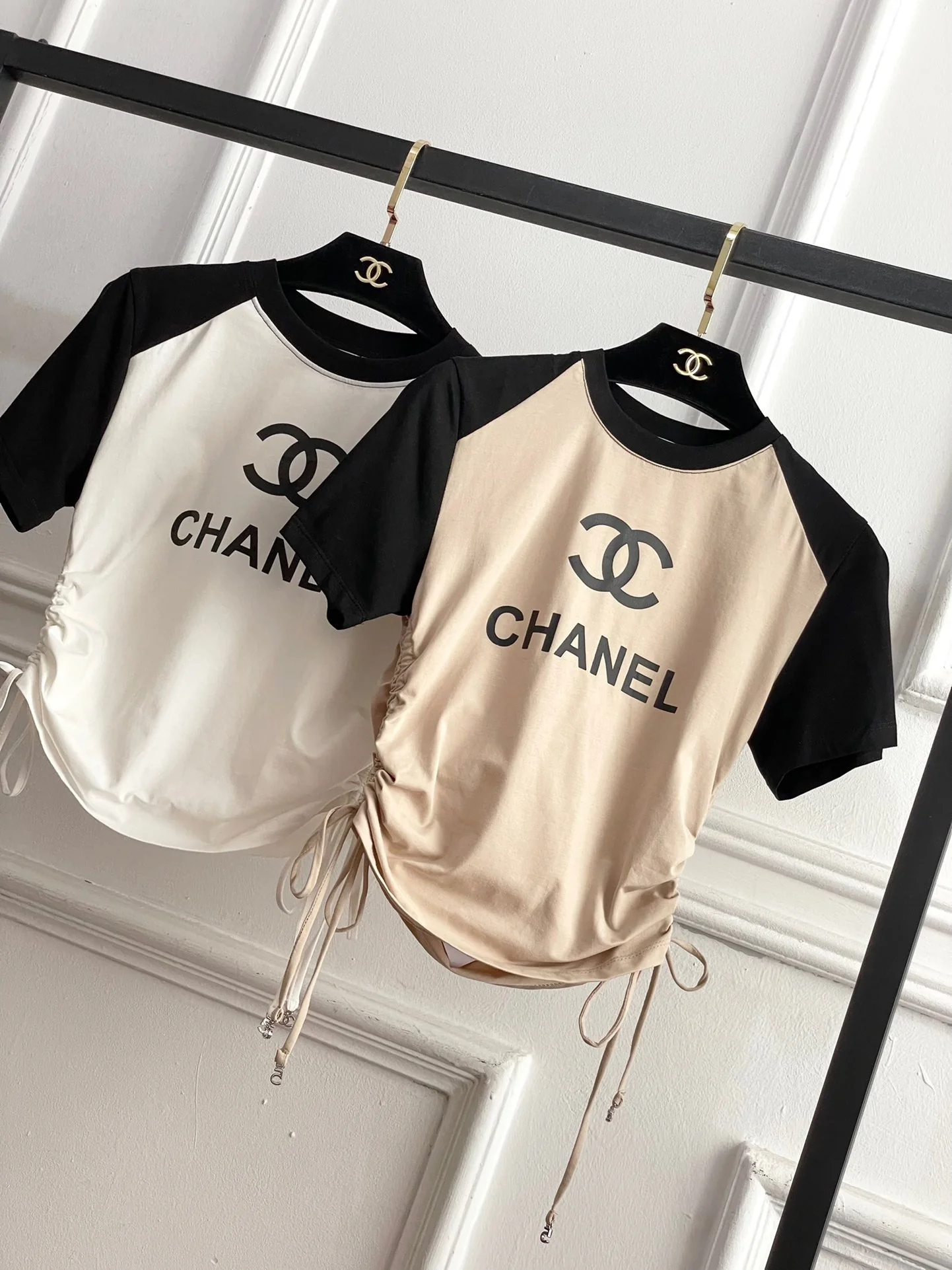 Футболка Chanel 2403 с цветными блоками, логотипом, завязками, приталенного кроя, с короткими рукавами, абрикосового цвета.