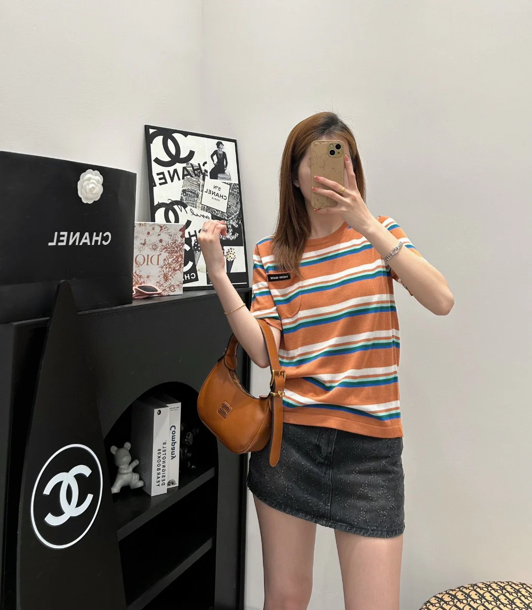 Футболка Miu Miu 2404 в ретро-полоску с карманом и коротким рукавом - коричневая