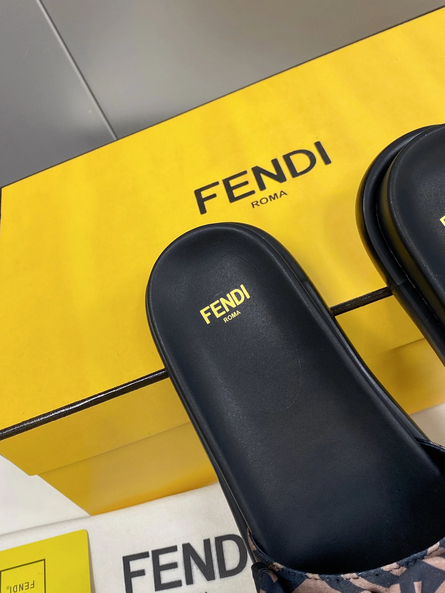 Тапочки Fendi с леопардовым принтом