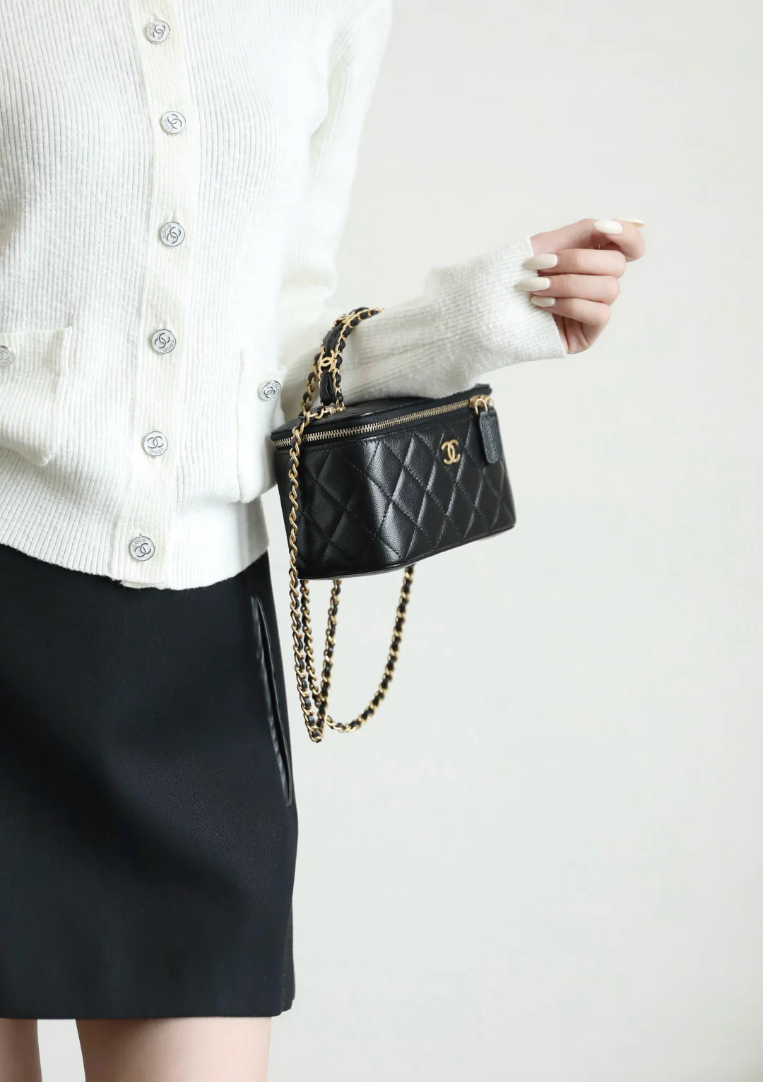 Chanel - ??? - Косметичка с двумя кожаными ручками - ??? - Черная с золотой фурнитурой