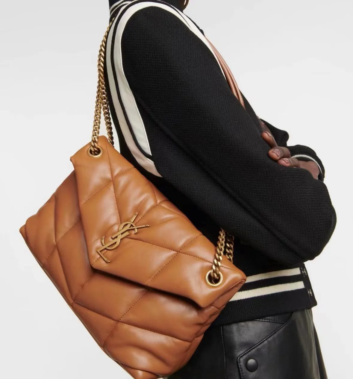 Пуховая сумка YSL Loulou Puffer 35 см из стеганой овечьей кожи цвета ?облако?, верблюжий.