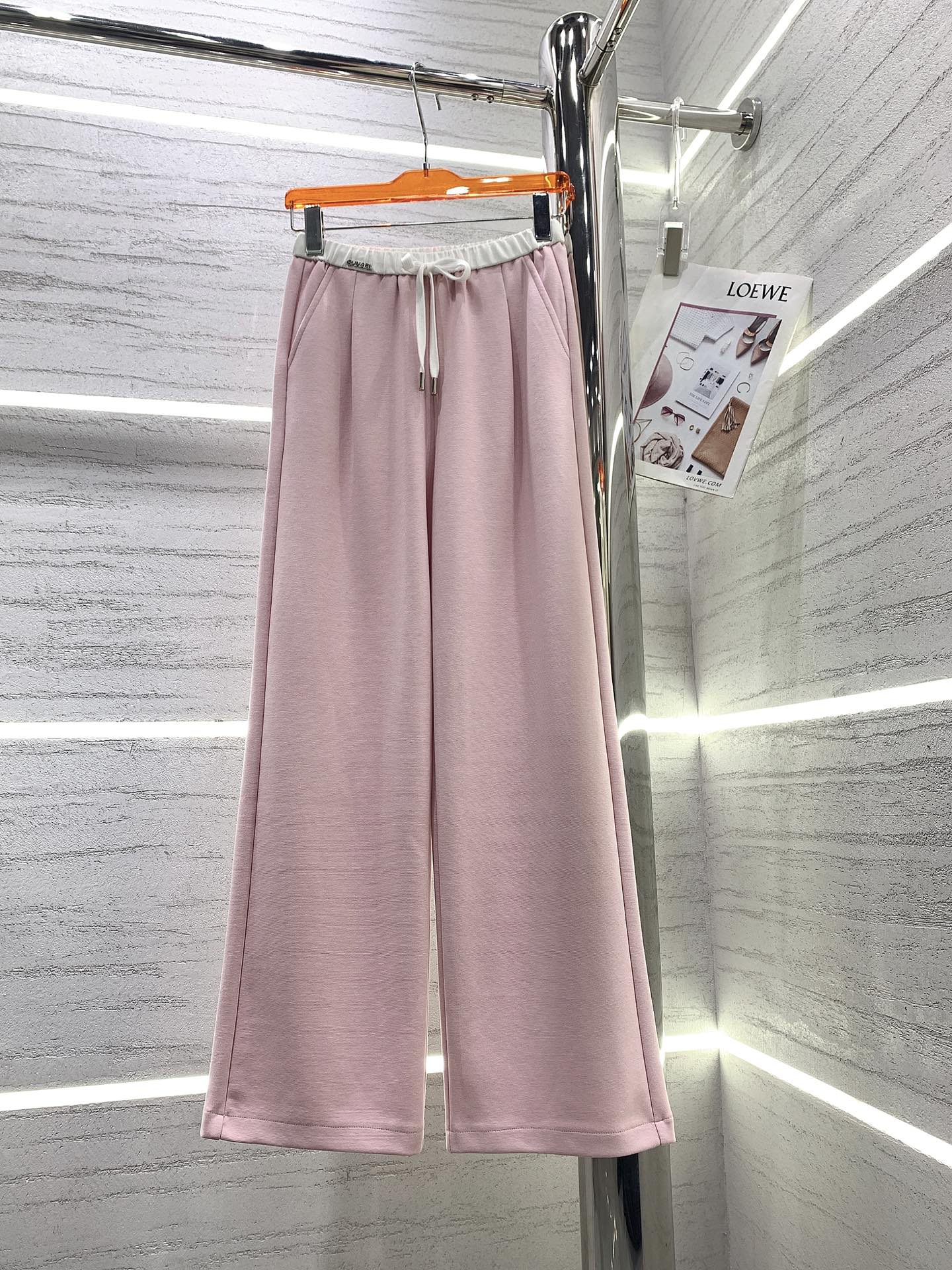 Chanel 2403 - Новые брюки с цветовыми блоками, зауженной талией, плиссировкой и широкими штанинами.