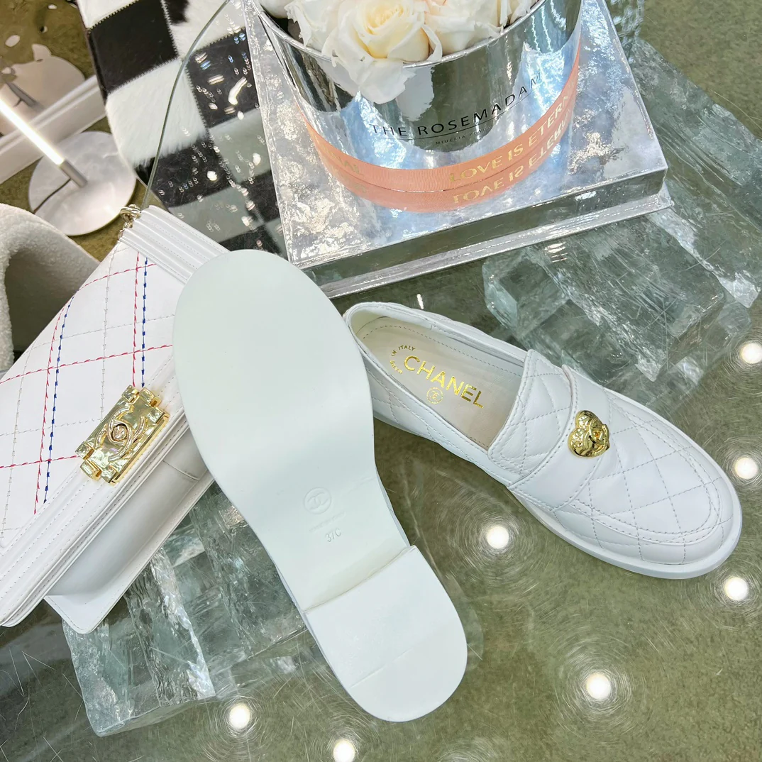Новинка 2023 года от Chanel - Кожаные лоферы в форме сердца - Белые