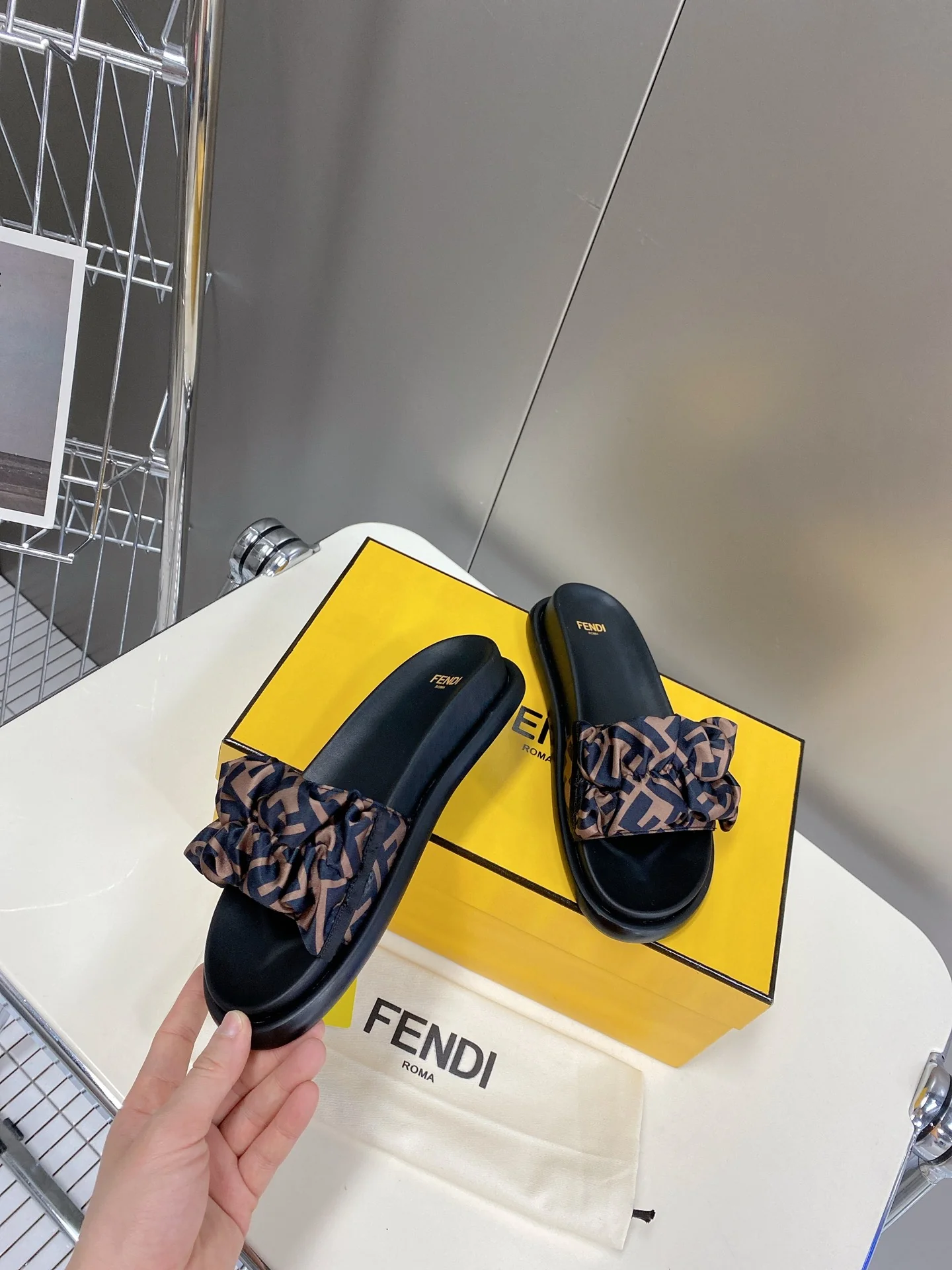 Тапочки Fendi с леопардовым принтом
