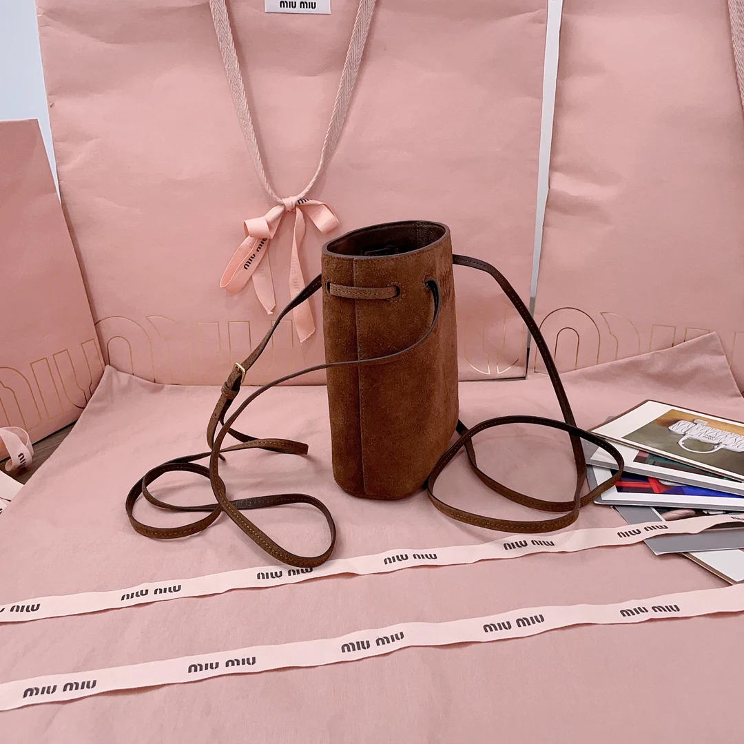 Мини-сумка-ведро Miu Miu 5nf460 из замши - коричневая