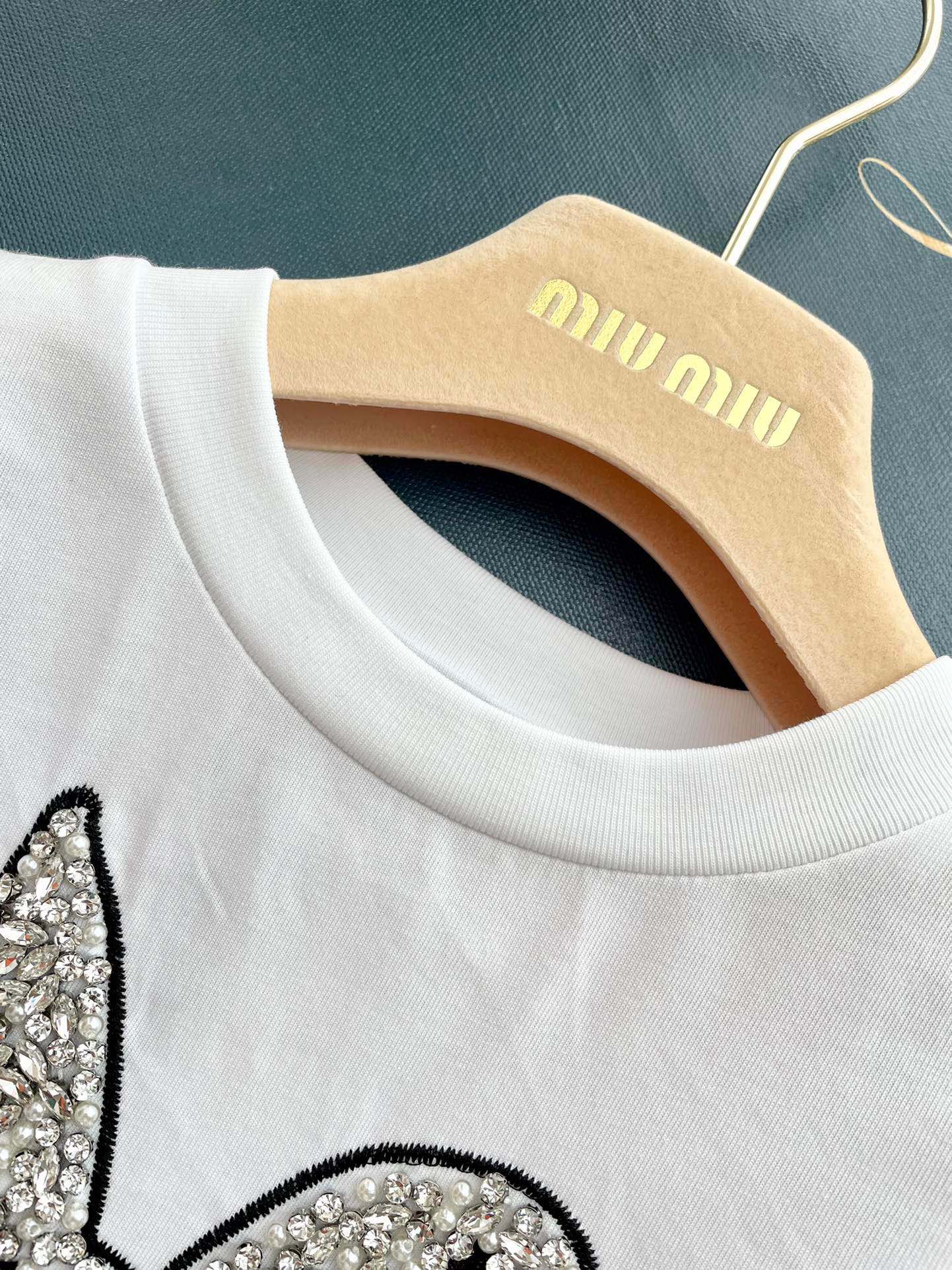 Miu Miu-2404 - Футболка с коротким рукавом, пышными рукавами, украшенная заячьими ушками и заклепками, с круглым вырезом и надписью.