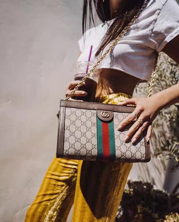 Классическая сумка Gucci на цепочке — как она выглядит на руке.