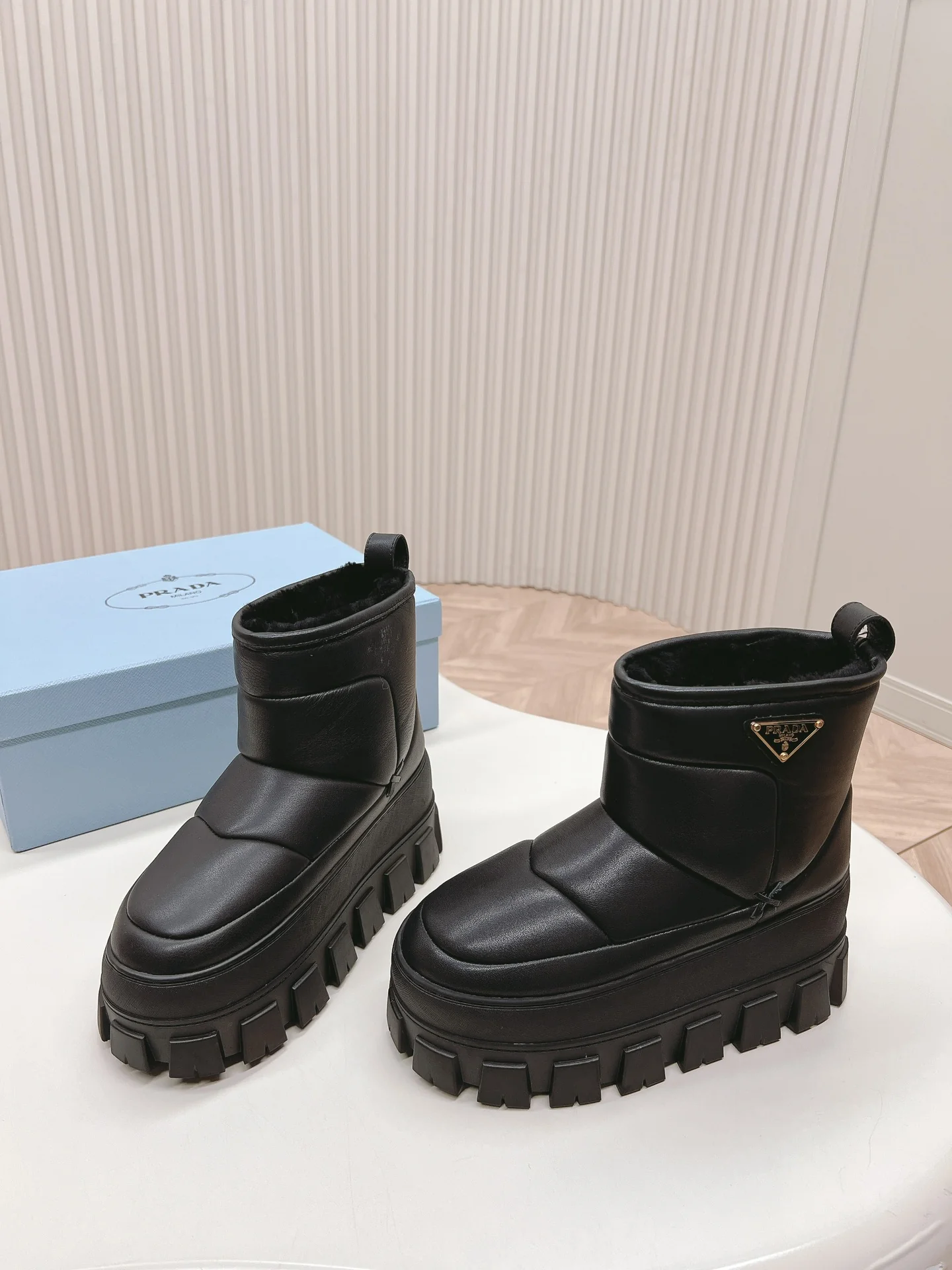 Снежные ботинки Prada на платформе 2024 года - черные