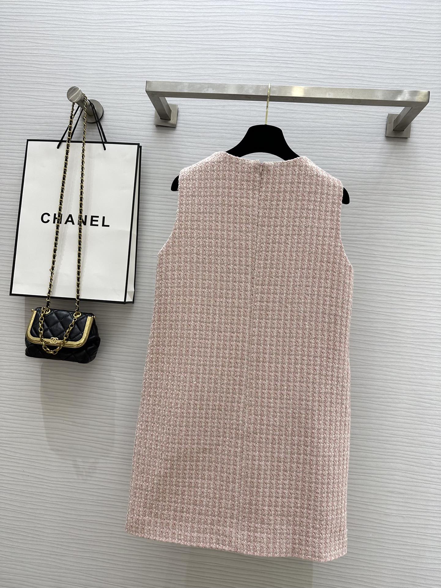 Chanel - 2403-24 Ранняя весна. Новый стиль. Классическое тканое платье с круглым вырезом в девичьем стиле.