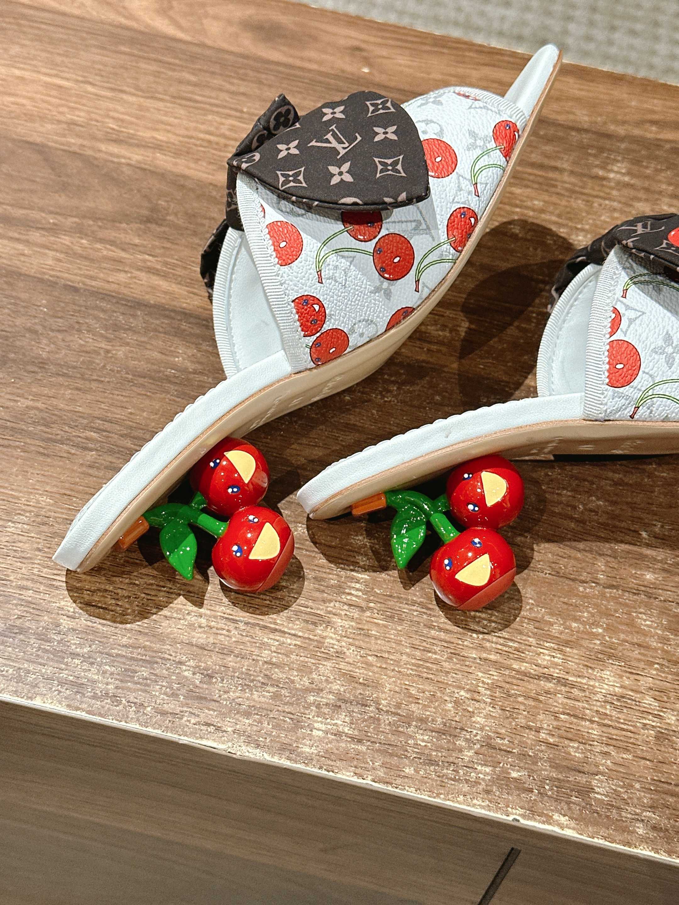 LV - Босоножки на низком каблуке с бантом и вишневым узором - Белые