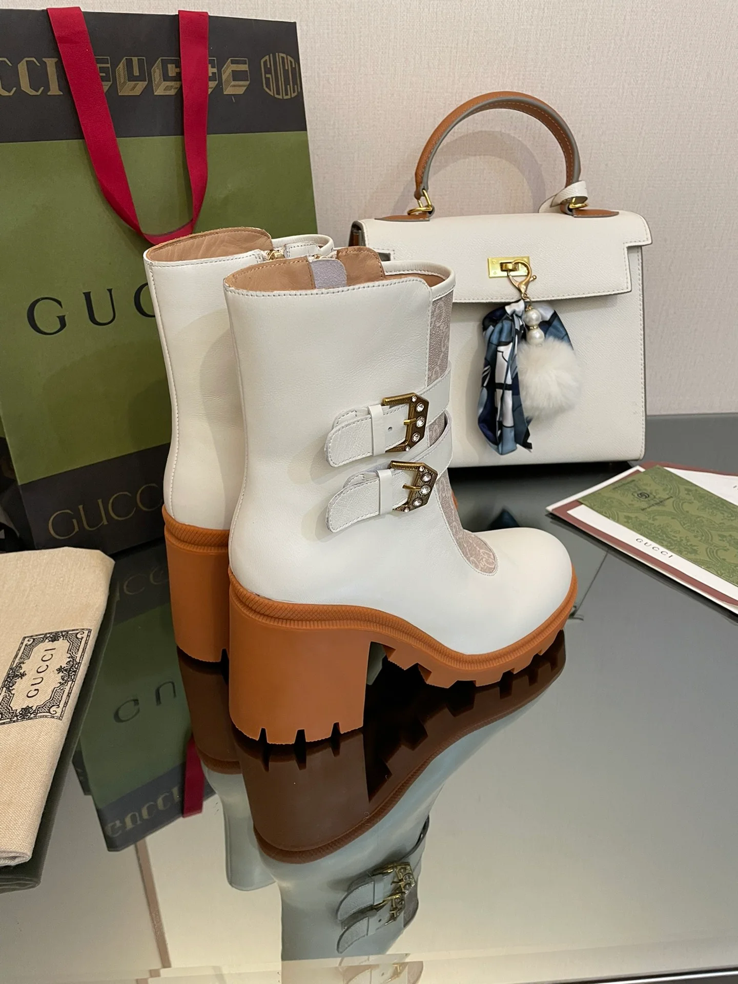 Ботинки Valen V на платформе с монограммой, до середины икры, белые.