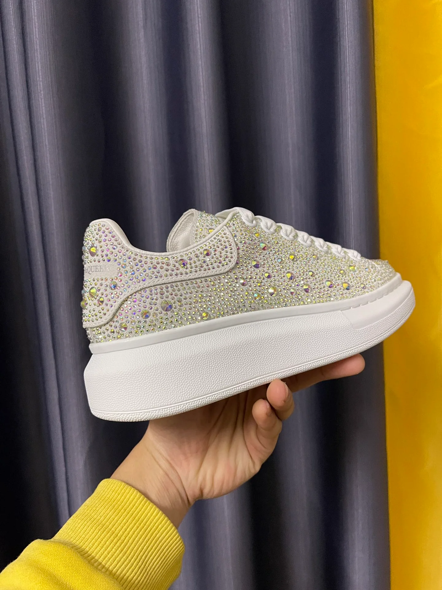 Классические белые кроссовки McQueen - унисекс - с переливающимся алмазным покрытием - премиум-издание