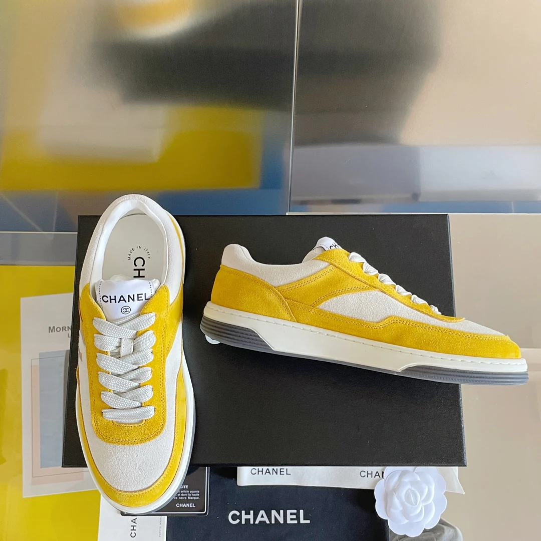 Новые поступления коллекции Chanel весна/лето 2023 - Замшевые кроссовки - Повседневная обувь - Спортивная обувь - Желтые