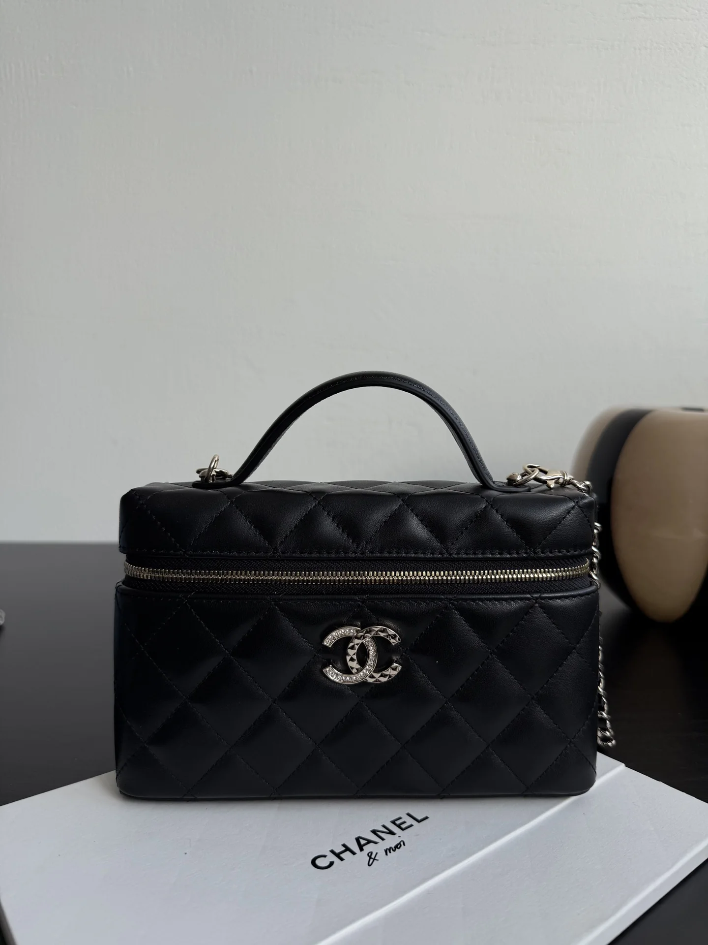Сумка-ланчбокс Chanel 25c-LP из овечьей кожи - черная