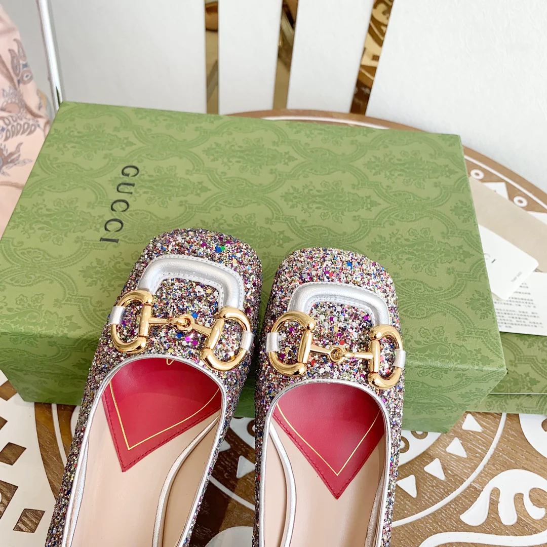 Весенняя коллекция Gucci 2021 — Туфли на массивном каблуке с пряжкой в ??виде конской уздечки — 1