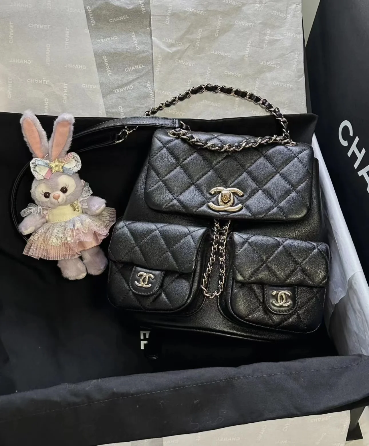 Коллекция Chanel Весна/Лето 2023 - Duma - Однотонный рюкзак из телячьей кожи - Черный