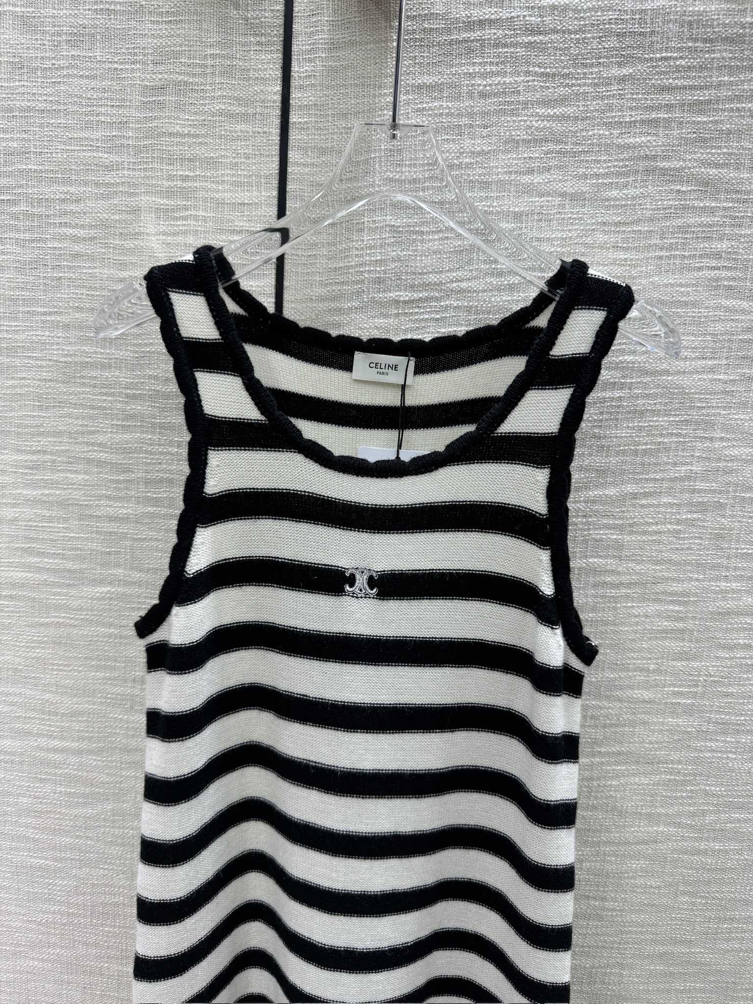 Вязаное платье-жилет Celine-2404 с кружевной отделкой и полосатым узором в стиле колор-блок.