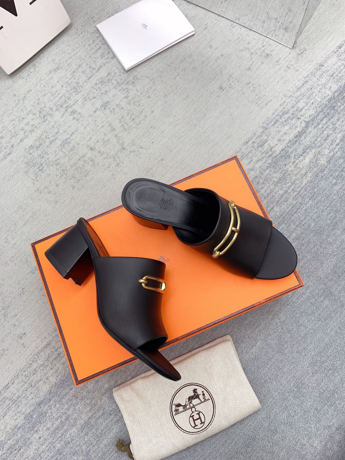 Новинка сезона весна/лето 2022 от Hermes - Высококачественные сандалии на массивном каблуке - 1