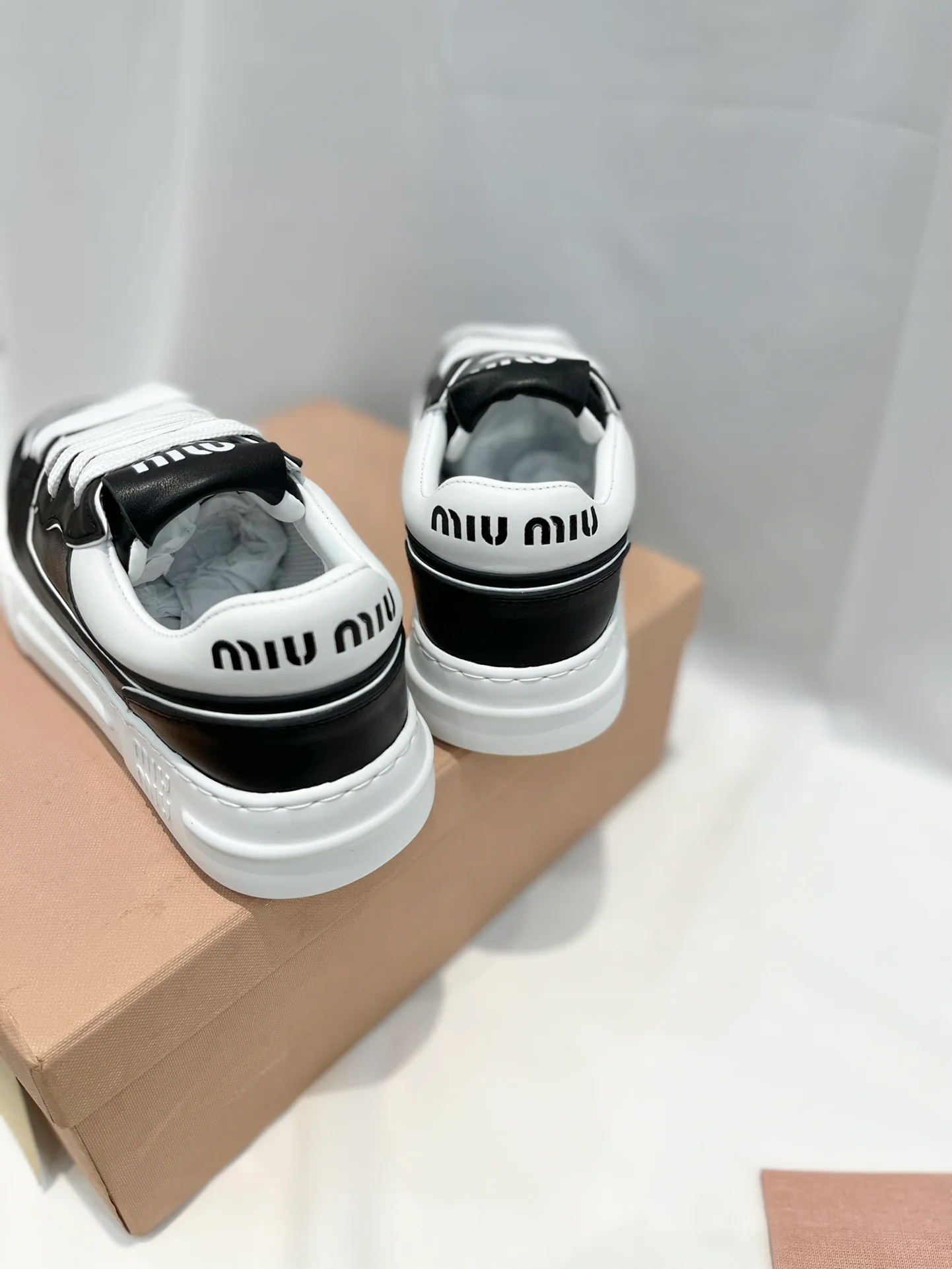 Коллекция Miu Miu 2023 года с подиума - повседневные туфли на платформе.