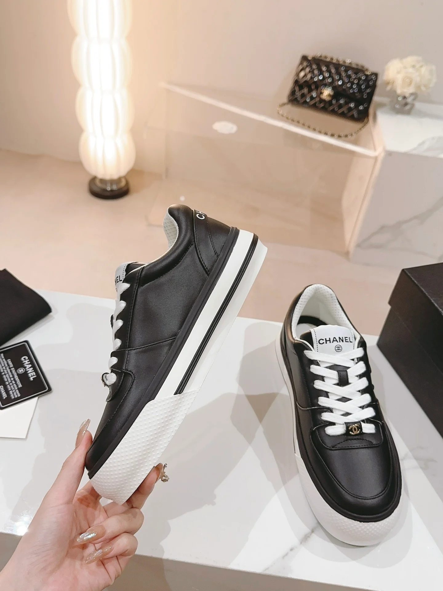 Новые поступления коллекции Chanel весна/лето 2023 - Кроссовки - Повседневные кроссовки - Черные