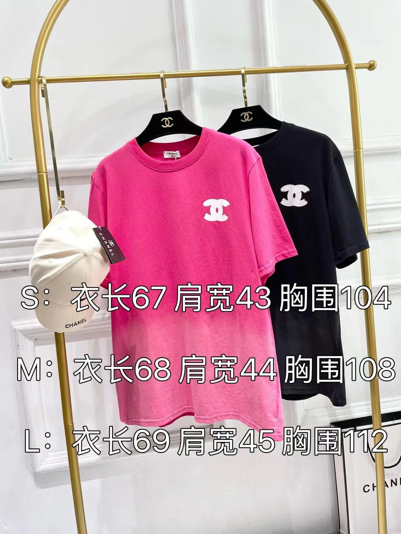 Футболка Chanel 2403 из хлопка с коротким рукавом, окрашенная в технике тай-дай, с эффектом потертости, розовая.