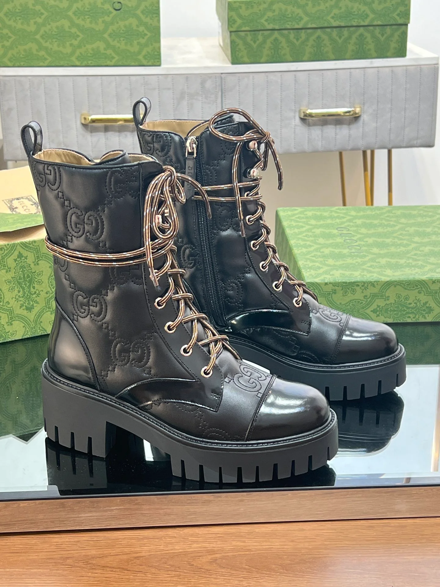 Походные ботинки Gucci с вышивкой и стеганой подошвой на шнуровке - черные