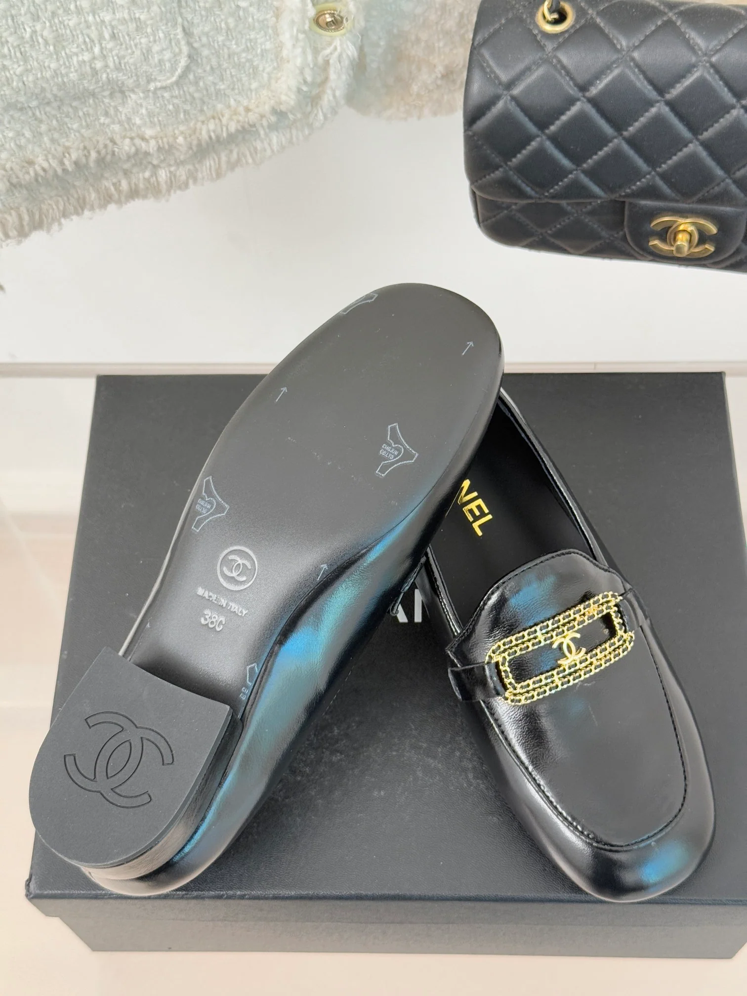 Лоферы Chanel 2024 с двойной цепочкой и пряжкой - черные