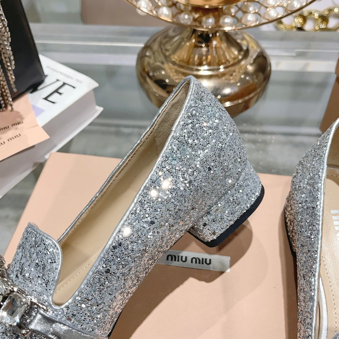 Новинка сезона осень/зима 2023 от Miu Miu - Туфли Мэри Джейн со стразами - Серебристые