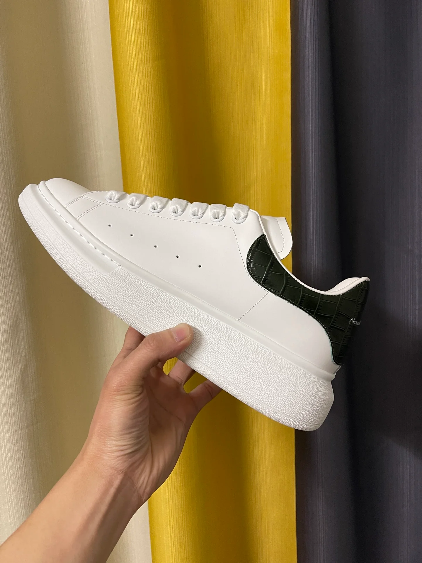 Классические белые кроссовки McQueen - унисекс - темно-зеленый крокодиловый узор