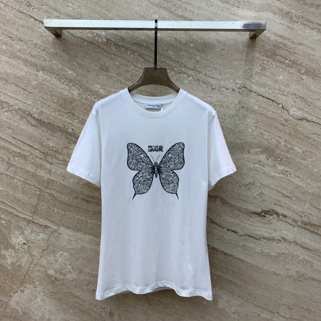 Футболка Dior 2403 с вышитым логотипом бабочки, круглым вырезом и короткими рукавами - белая.
