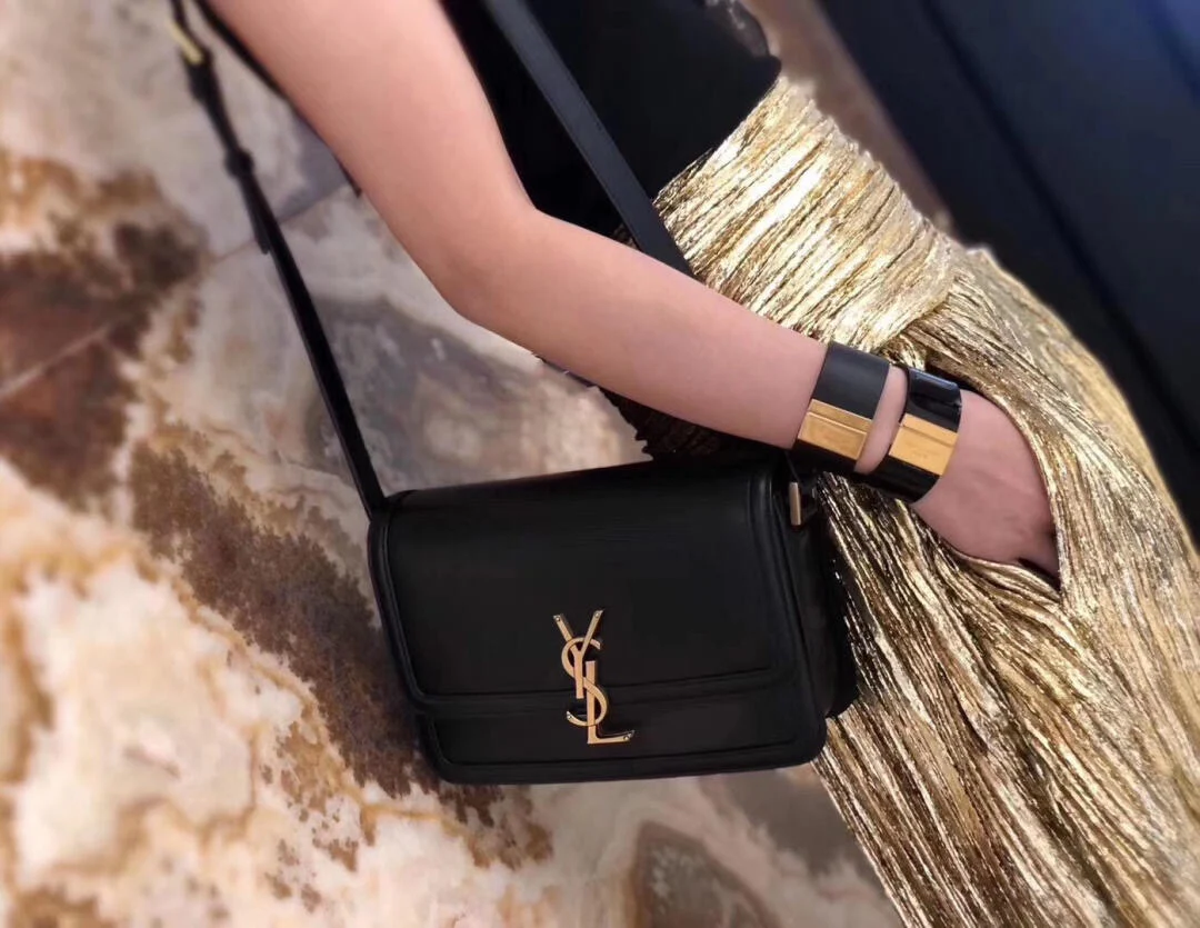 Сумка YSL Solferino Tofu Bag - Черная - 23 см - На фото: В образе.