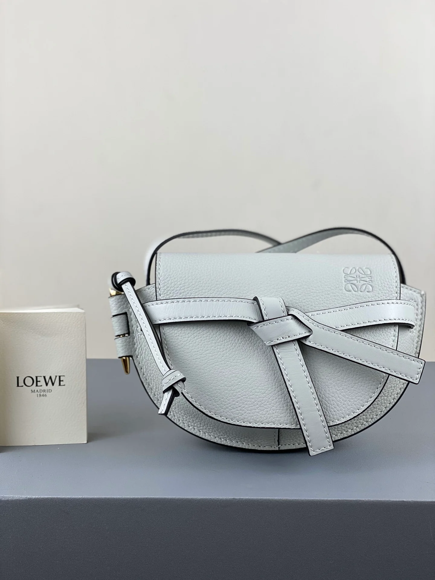 Loewe-gate-mini-21x12-5x9-5-cm-2