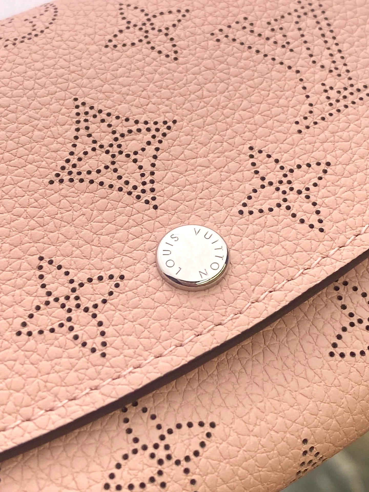 LV-m62541-iris-compact wallet-pink