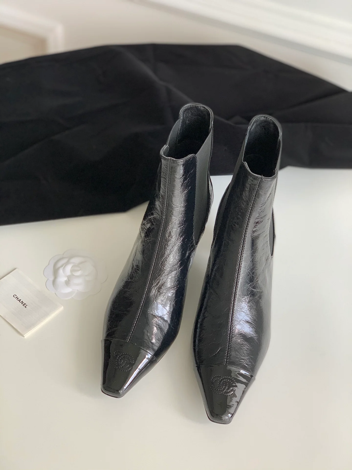 Новинка сезона осень/зима 2023 от Chanel - Ботильоны из овечьей кожи с квадратным носком и массивным каблуком - Матовый черный