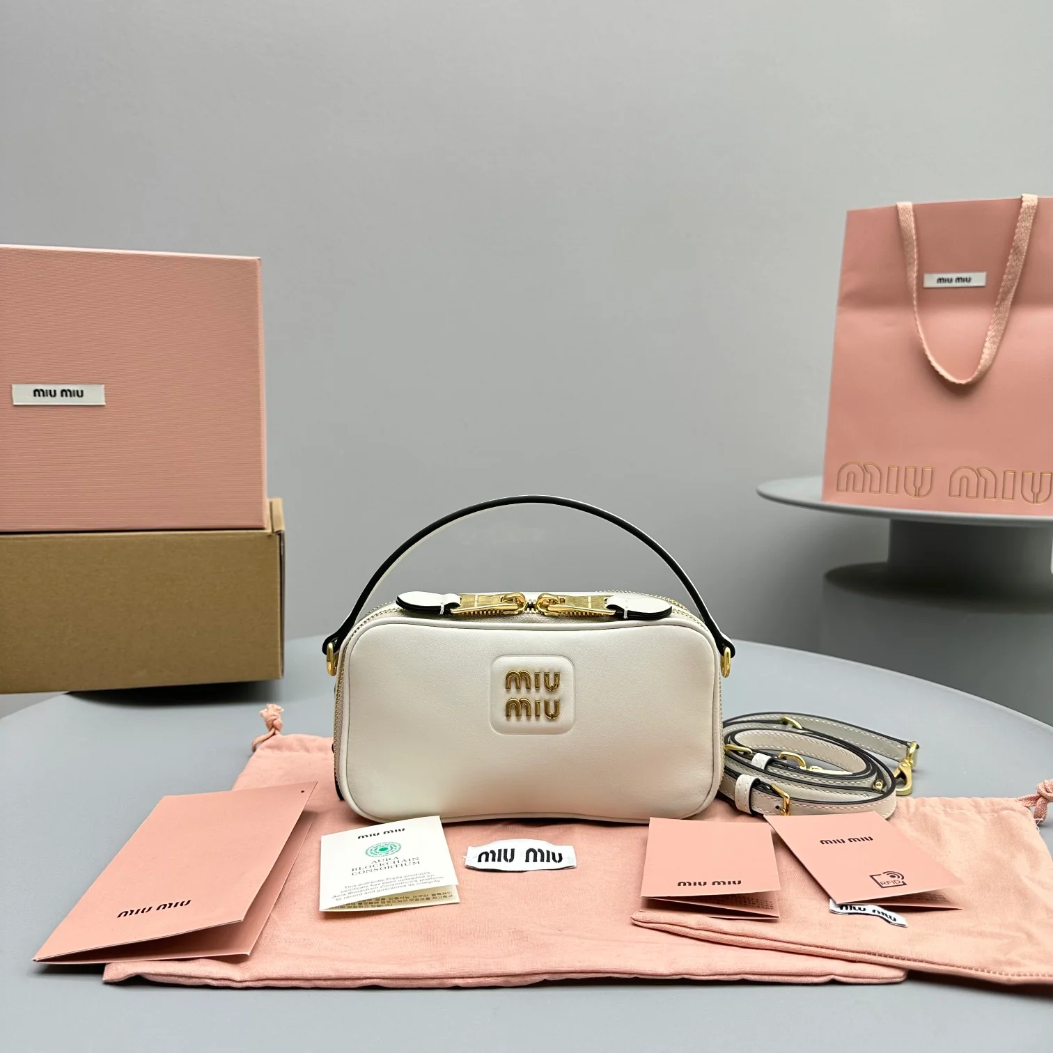 Miu Miu - Сумка/кроссбоди для фотоаппарата, осенне-зимняя коллекция - Полностью белая кожа