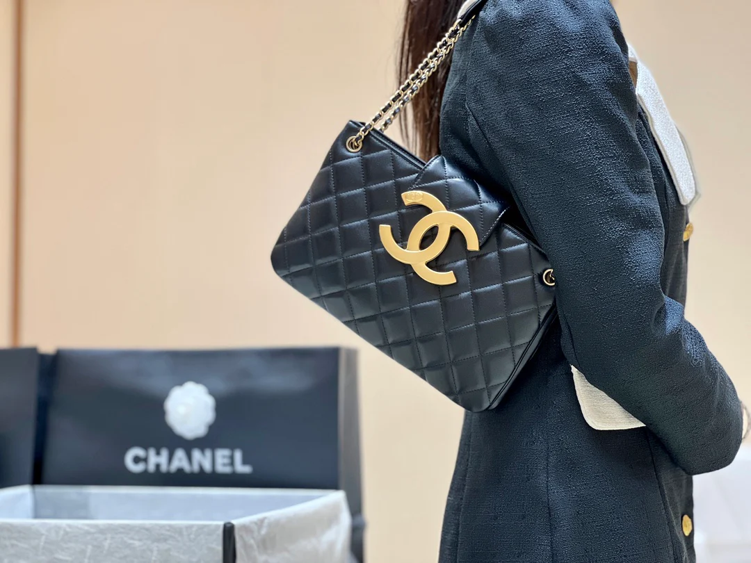 Новая коллекция Chanel ?Ранняя весна? — 24c — Большая ретро-сумка-шоппер с двойной буквой C — Черная