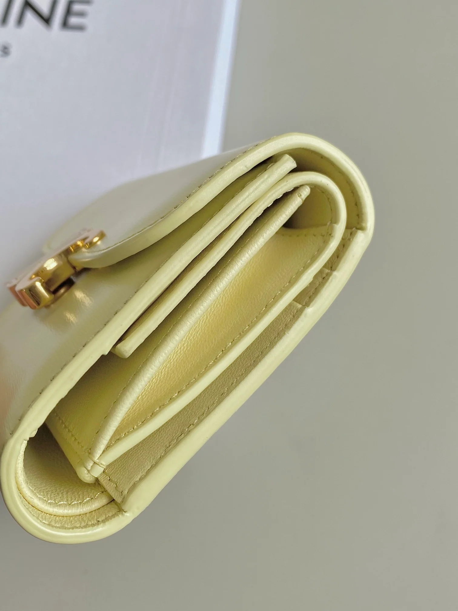 Кардхолдер Celine Triomphe Trifold — светло-жёлтый